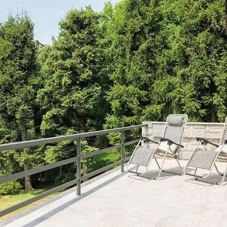 Apartment Garden And Lake View