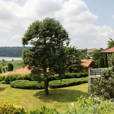 Garden And Lake View Apartment